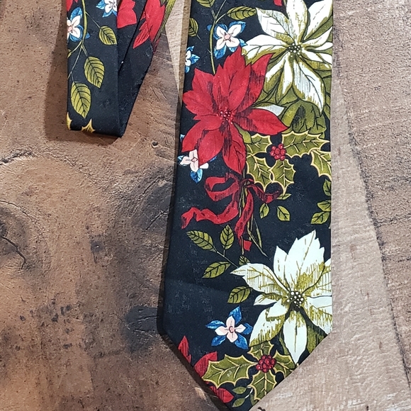 Hallmark holiday poinsettia and holly tie - Picture 7 of 7